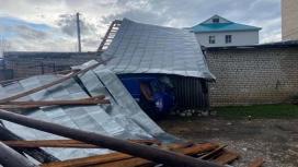 Апрельский шторм в Татарстане сносил крыши и валил деревья