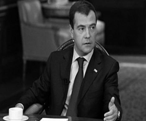 Медведев: президент – глава государства, а премьер отвечает за экономику