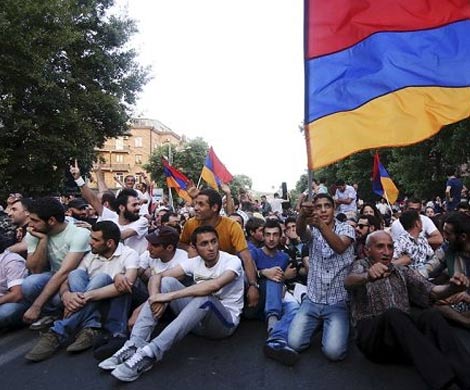 Активисты прекращают в Ереване сидячую акцию