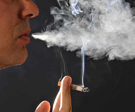 Антропологи объяснили склонность мужчин к курению