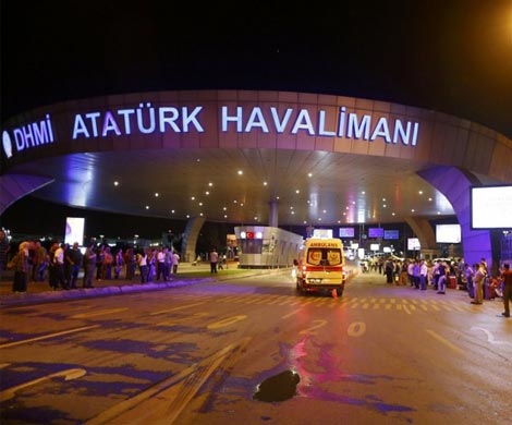 Атаку на аэропорт в Стамбуле совершили трое