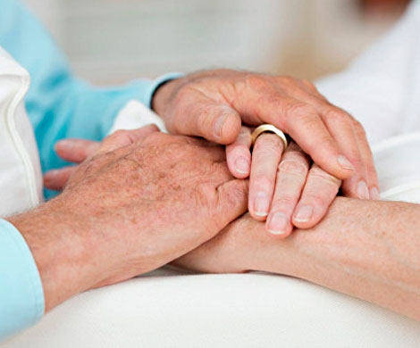 Британские супруги, прожившие вместе 70 лет, умерли с разницей в 4 минуты