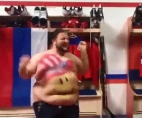 Фанат сборной США по хоккею пробрался в российскую раздевалку и справил там малую нужду
