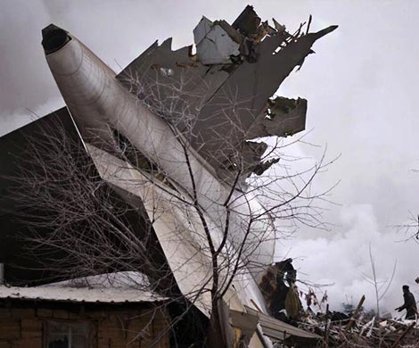 Boeing упал на дачный поселок под Бишкеком