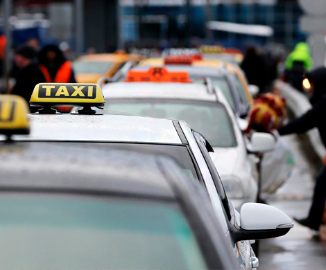 Из аэропортов выдворят нелегальных таксистов и гадалок