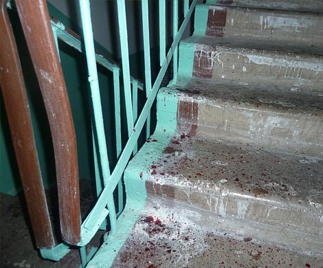 Кемеровчанин ограбил в подъезде женщину и столкнул её с лестницы