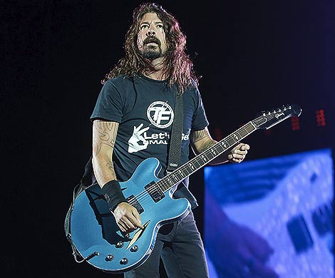 Лидер Foo Fighters сломал ногу прямо во время выступления