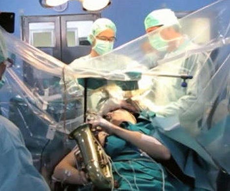 Музыкант играл на саксофоне во время хирургической операции