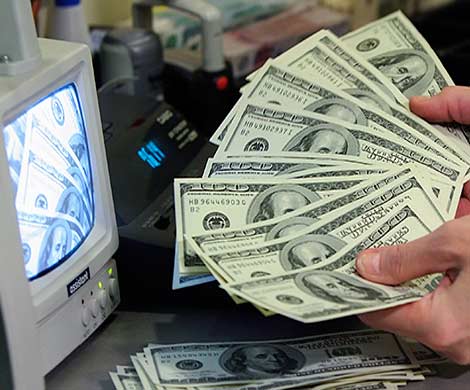 Официальный курс доллара впервые поднялся выше 43 рублей