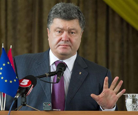 Порошенко попросил подготовить новые санкции против России