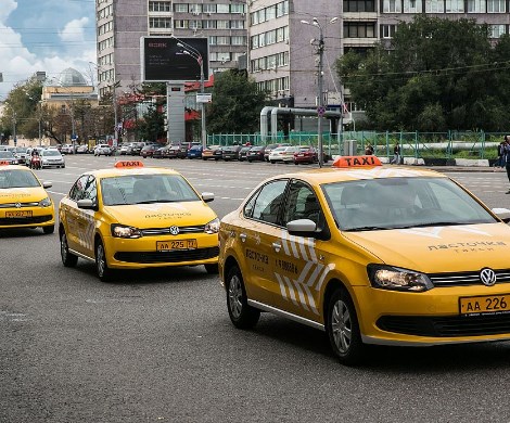 Работа для предпенсионера: в Думе предложили ввести квоты на иностранцев-таксистов
