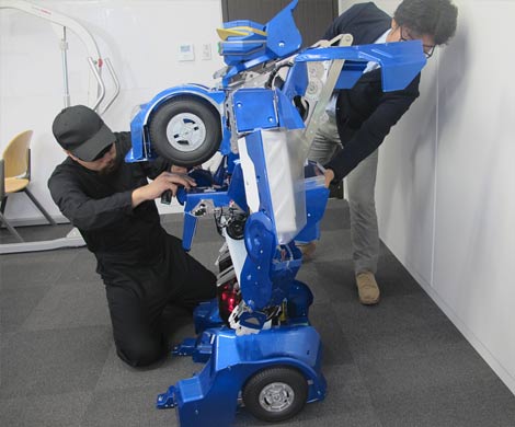 Робот-трансформер перевоплощается в двухместный автомобиль