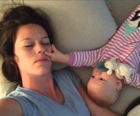 Ролик с пытающимся разбудить мать младенцем взорвал YouTube