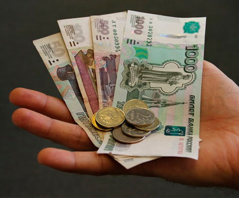 Россияне впервые с 2014 года начали тратить больше наличных