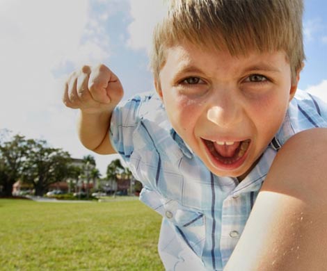 Снизить уровень детской агрессии помогут разговоры об эмоциях