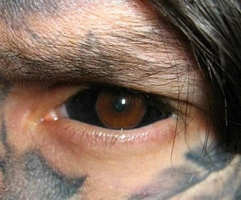 Татуировка на глазном яблоке – новый писк моды