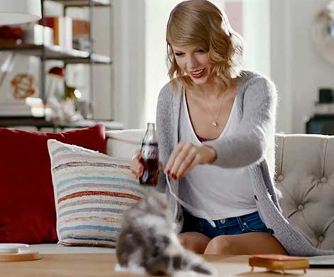 Тейлор Свифт снялась в рекламе колы в компании кошек