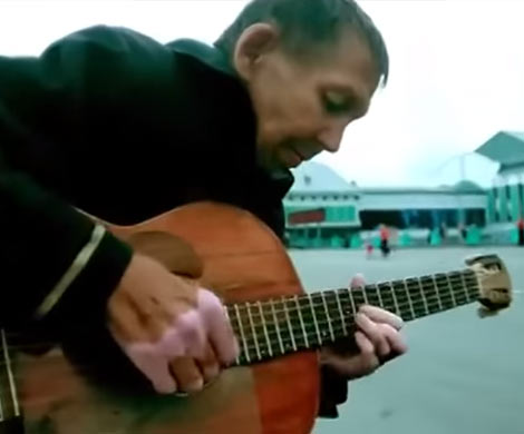 Уличный музыкант из Новосибирска взорвал YouTube игрой на гитаре