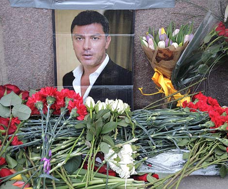 В Кремле призвали не политизировать уборку цветов на месте убийства Бориса Немцова