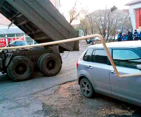 В Кургане КАМАЗ уронил газовую трубу на два автомобиля