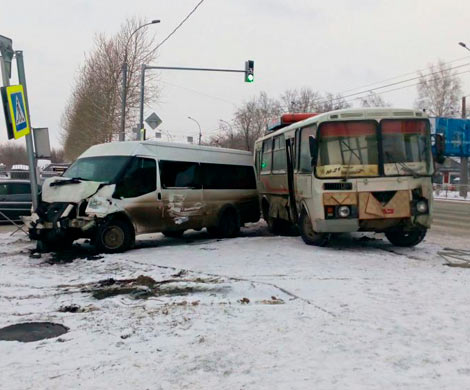 В Новосибирске автобус и маршрутка после ДТП вылетели на тротуар