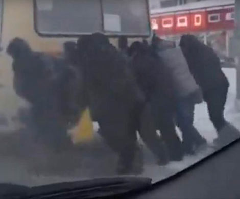 В Новосибирске заглохший в мороз автобус пришлось толкать пассажирам