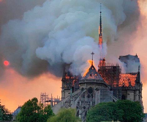 В огне пострадал собор Парижской Богоматери