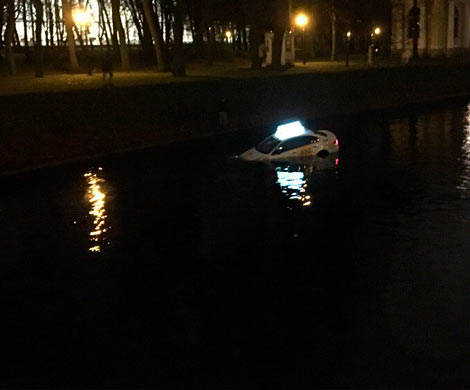 В Петербурге автомобиль «Яндекс Такси» с пассажиром улетел в реку