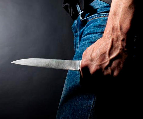 В Ростове мужчина воткнул нож в живот сожительнице