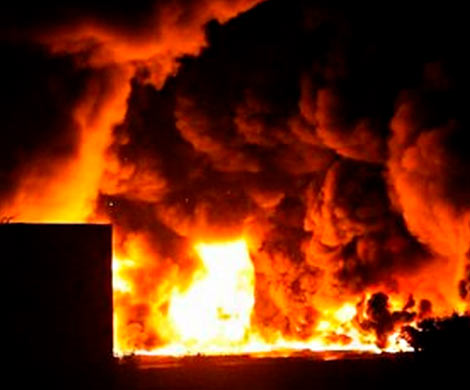 В Ростове на крупном складе вспыхнул пожар