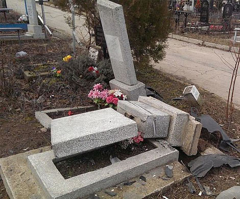 В Саратовской области водитель снес 18 памятников на кладбище