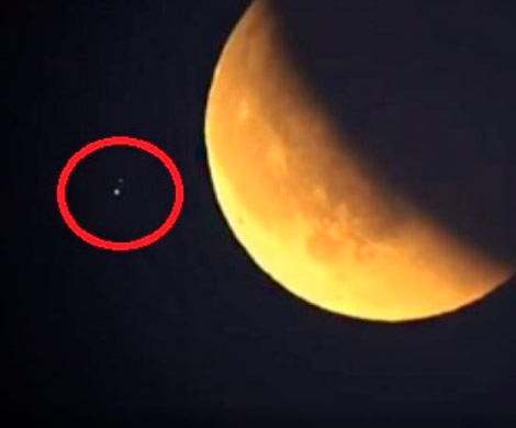 В Сети опубликованы видео полета НЛО на фоне кровавой Луны