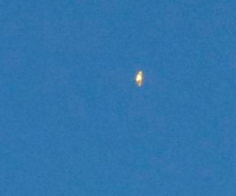В США очевидец снял на фото золотистое НЛО