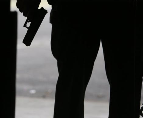 В США подозреваемый чуть не убил полицейского его же пистолетом