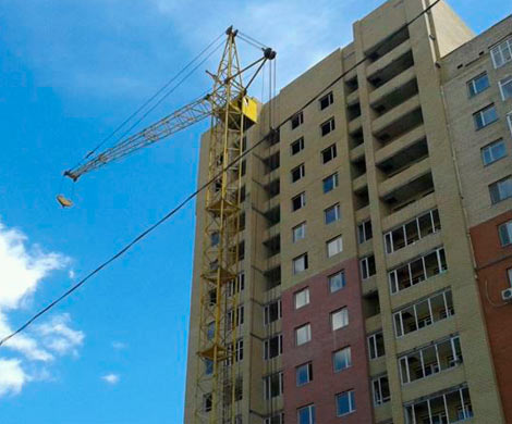В Тюмени строитель залез на башенный кран и угрожал броситься вниз из-за долгов по зарплате
