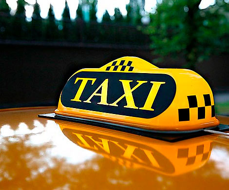 Во Владивостоке пьяная компания избила таксиста и отобрала его машину