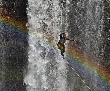 Эквилибрист пересек водопад в Бразилии и радугу над ним