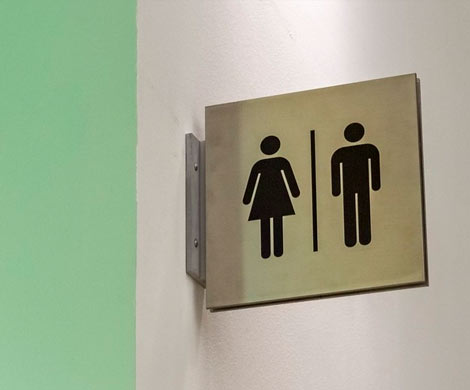 Женщины нашли в аэропорту Южно-Сахалинска толерантный туалет