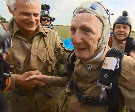 100-летний ветеран Второй мировой прыгнул с парашютом