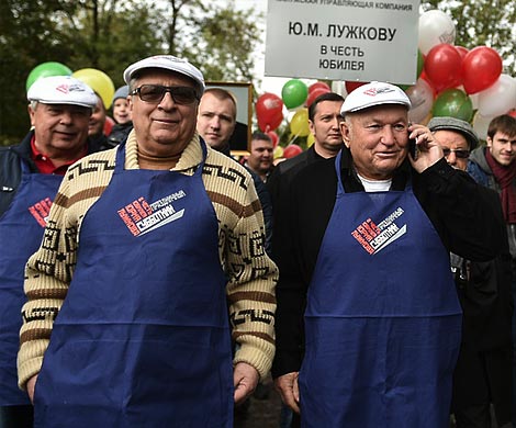 300 человек пришли к Лужкову на субботник