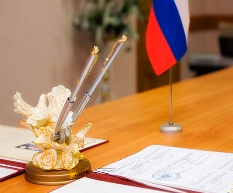 85% россиянок берут фамилию мужа