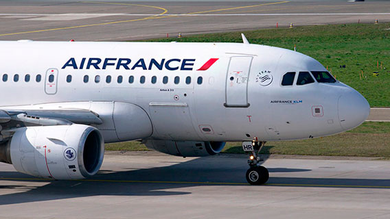 Air France будет раздавать своим пассажирам маски на переполненных рейсах