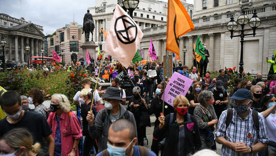Активисты Extinction Rebellion заблокировали выход ряда британских газет