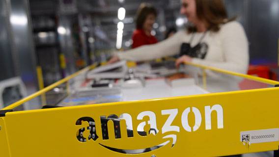 Amazon выплатит обычным работникам по $300 в качестве праздничного бонуса