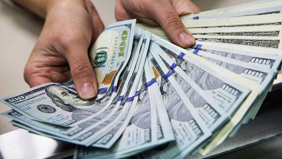 Американские компании планируют повысить зарплаты работников в 2022 году