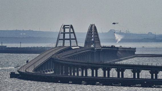 «Англичанка гадит»: как спустя сутки после взрыва на Крымском мосту вылезли «уши» Лондона