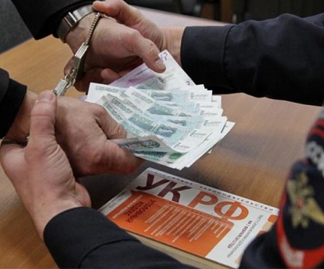 Арестованным сотрудникам СК предъявили обвинение во взятке