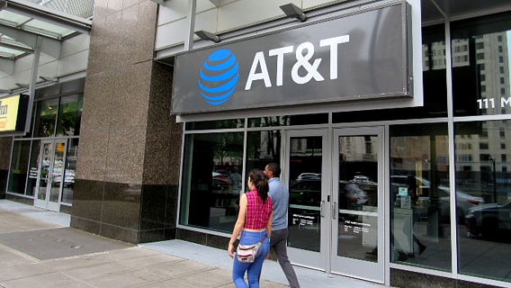 AT&T потеряла абонентов и выручку во 2 квартале из-за пандемии