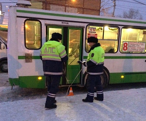 Автобус переехал поскользнувшуюся женщину в Новосибирске