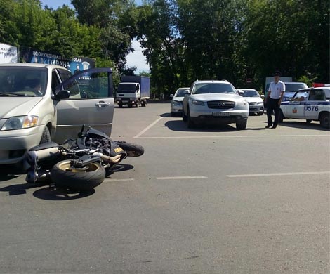 Автомобиль сбил мотоциклиста на проспекте Калинина в Барнауле